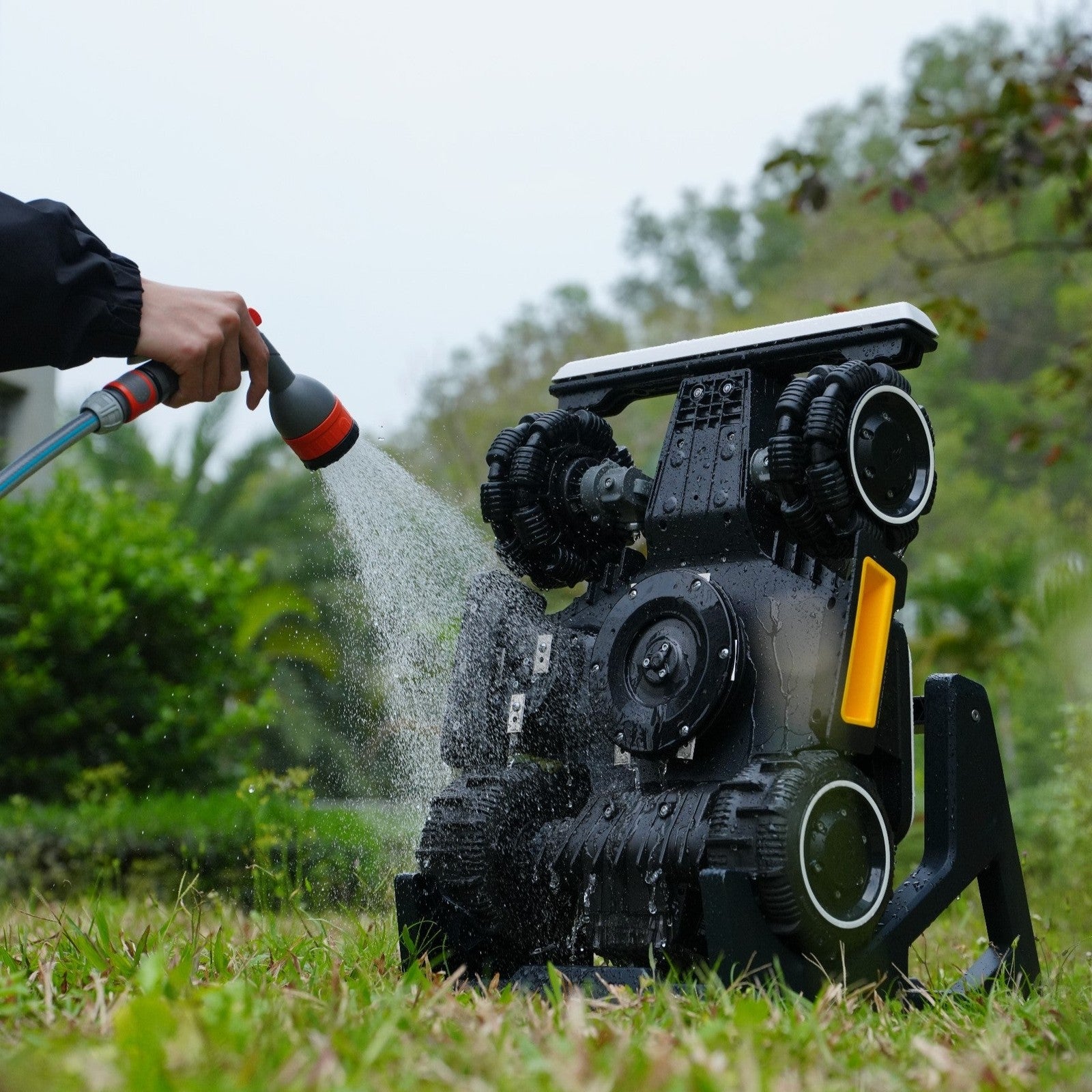 Supporto per la pulizia del robot tagliaerba